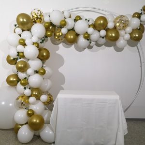 Une très arche de ballons blanche et or pour une décoration chic et tendance.