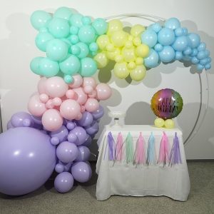 Jolie arche de ballons pastel pour décoration de fête