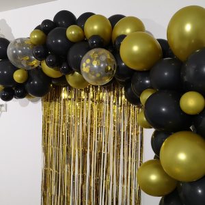 Arche de ballons noir et dorée pour une décoration élégante