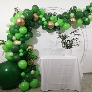 Une magnifique arche de ballons jungle pour une décoration d'anniversaire sur le thème de la savane.