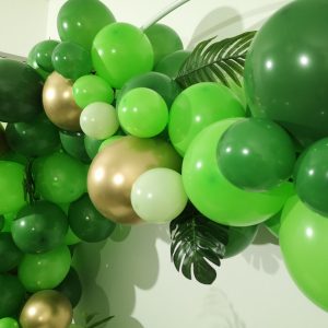 zoom sur cette arche de ballons organique thème jungle