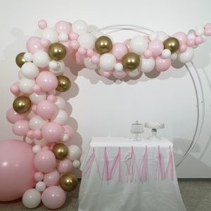 Magnifique arche de ballons rose et or idéale pour une décoration sur le thème princesse