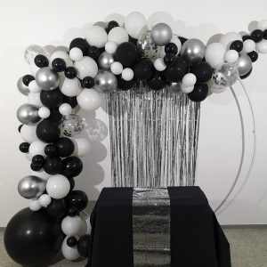 Une très jolie arche de ballons noir, blanc et argent, idéale pour une décoration chic et tendance.